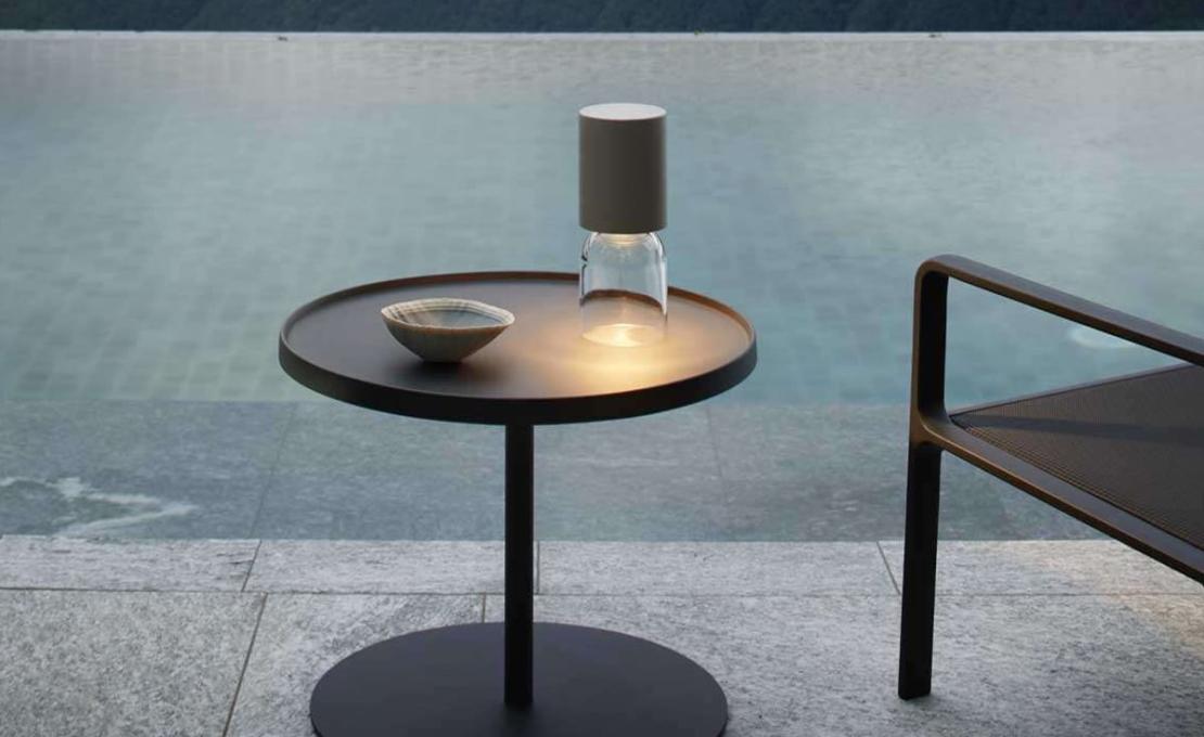 Настольная лампа модель Nui Mini Table Lamp Rechargeable Outdoor от фабрики Luceplan