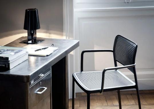 Настольная лампа модель take lampada от фабрики Kartell