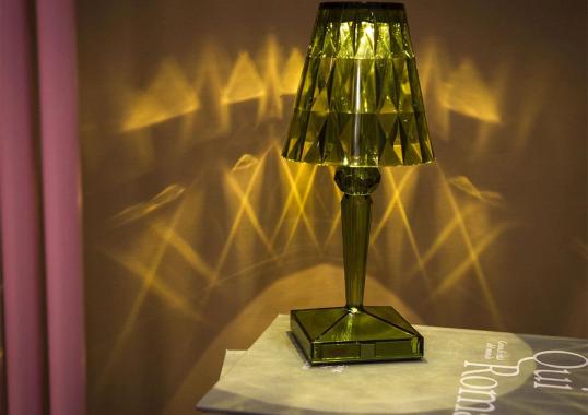 Настольная лампа модель Battery Lampada da Tavolo Colorata от фабрики Kartell