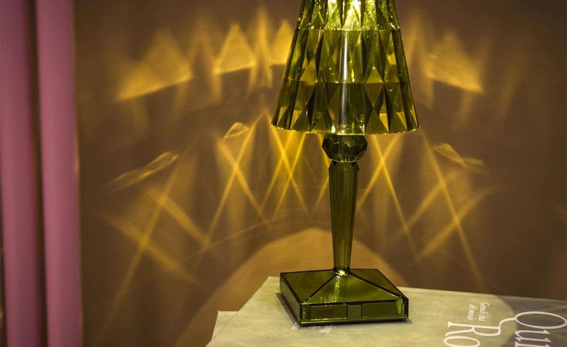 Настольная лампа модель Battery Lampada da Tavolo Colorata от фабрики Kartell