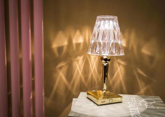 Настольная лампа модель Battery Lampada da Tavolo Colorata от фабрики Kartell