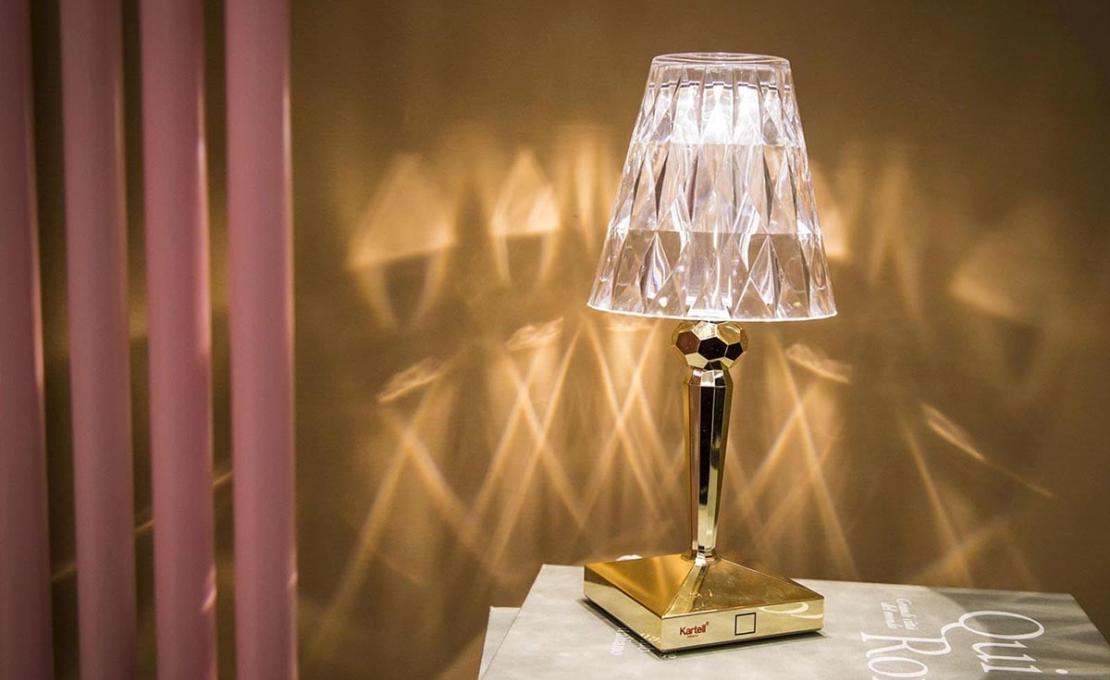 Настольная лампа модель Battery Lampada da Tavolo Colorata от фабрики Kartell