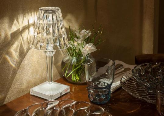 Настольная лампа модель Battery Lampada da Tavolo Colorata от фабрики Kartell