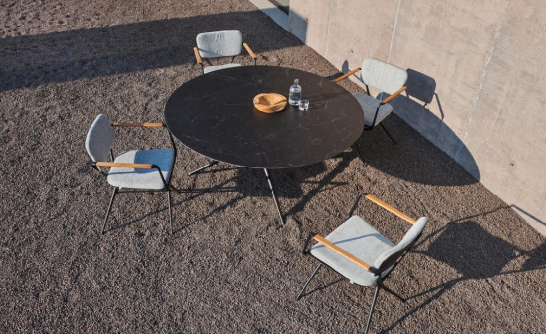 Уличный стол от фабрики Royal Botania модель EXES ROUND TABLE