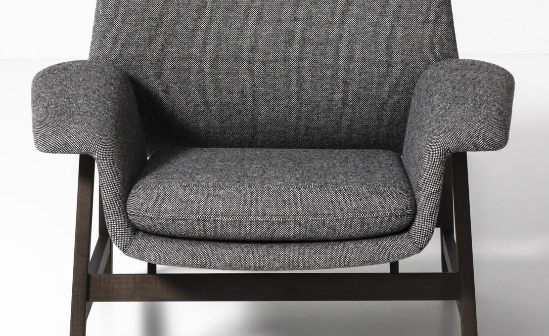 Кресло от фабрики Tacchini модель OAGN84/ARM