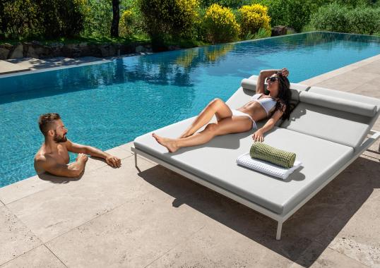 Шезлонг уличныйот фабрики Talenti модель CLEO SOFT ALU SUN LOUNGER