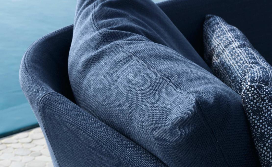 Уличный диван от фабрики Talenti модель CLIFF FABRIC SOFA