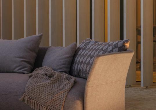 Уличный диван от фабрики Talenti модель CLIFF FABRIC SOFA
