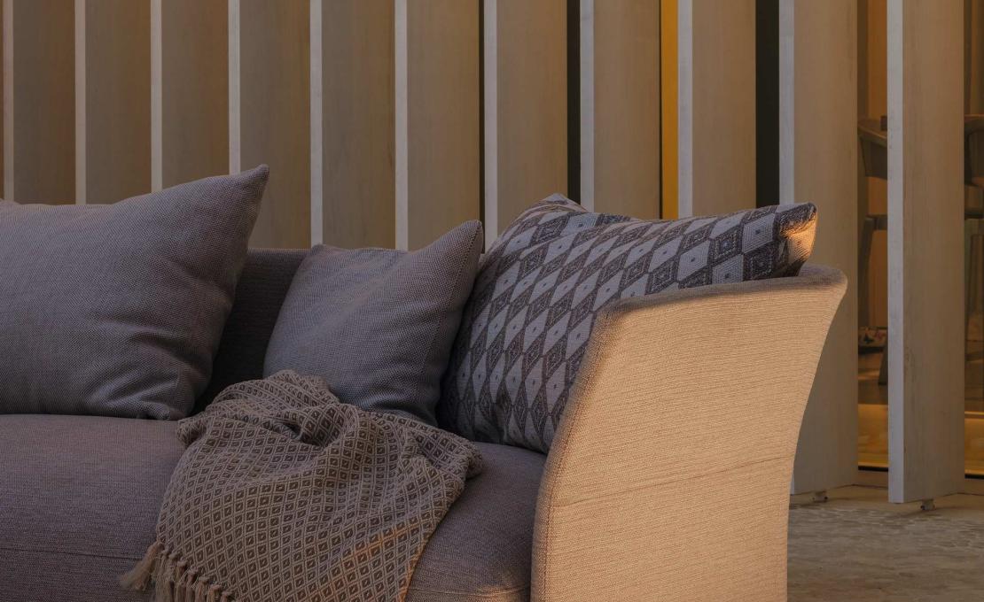 Уличный диван от фабрики Talenti модель CLIFF FABRIC SOFA