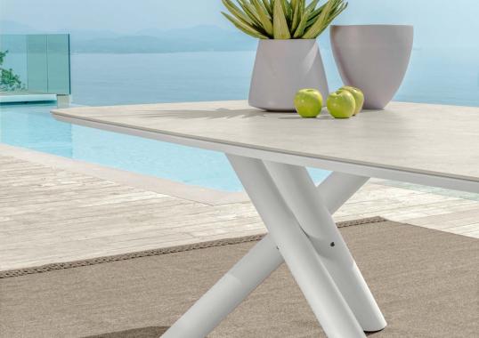 Уличный стол от фабрики Talenti модель Coral Table