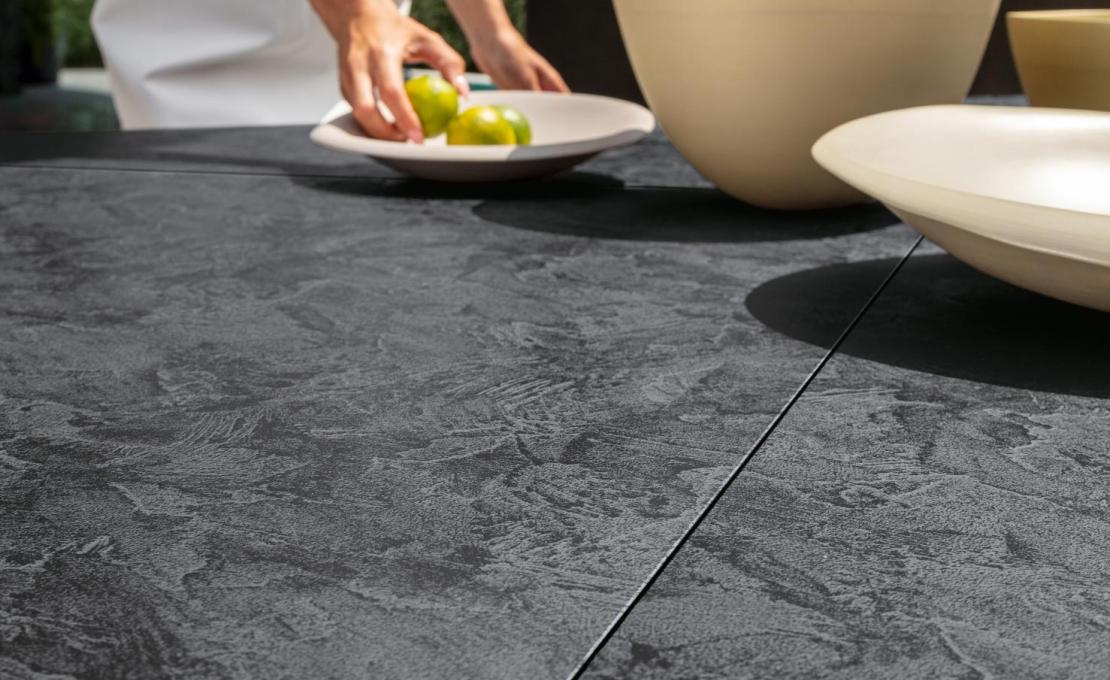 Уличный стол от фабрики Talenti модель LEAF TABLE