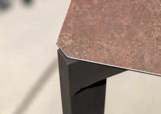 Уличный стол от фабрики Talenti модель LEAF TABLE