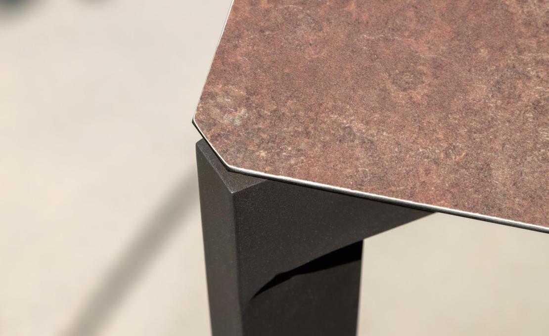Уличный стол от фабрики Talenti модель LEAF TABLE