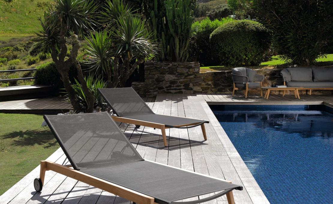 Шезлонг уличныйот фабрики Talenti модель MOON TEAK SUNBED