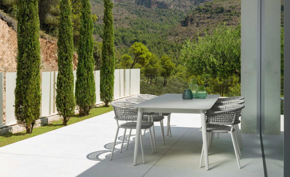 Уличный стол от фабрики Talenti модель MOON ALU DINING TABLE