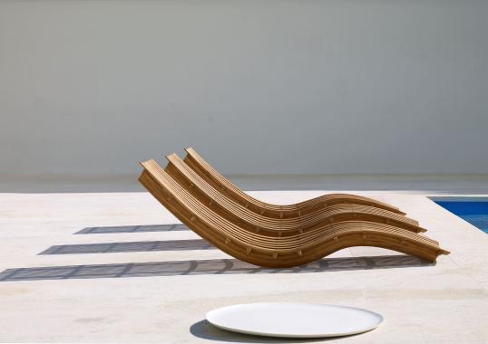 Шезлонг уличныйот фабрики Unopiù модель SWIDO-Swing Chaise Longue