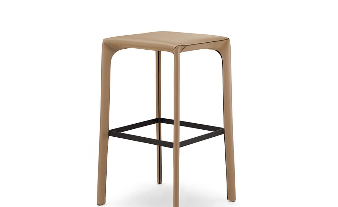 Барный стул от фабрики Walter Knoll модель Saddle  Bar