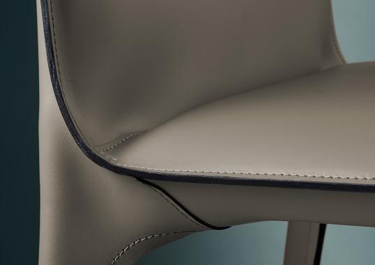 Стул от фабрики Walter Knoll модель Saddle  Walter Knoll 