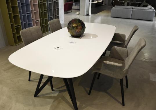 Стол от фабрики Walter Knoll модель Seito Table
