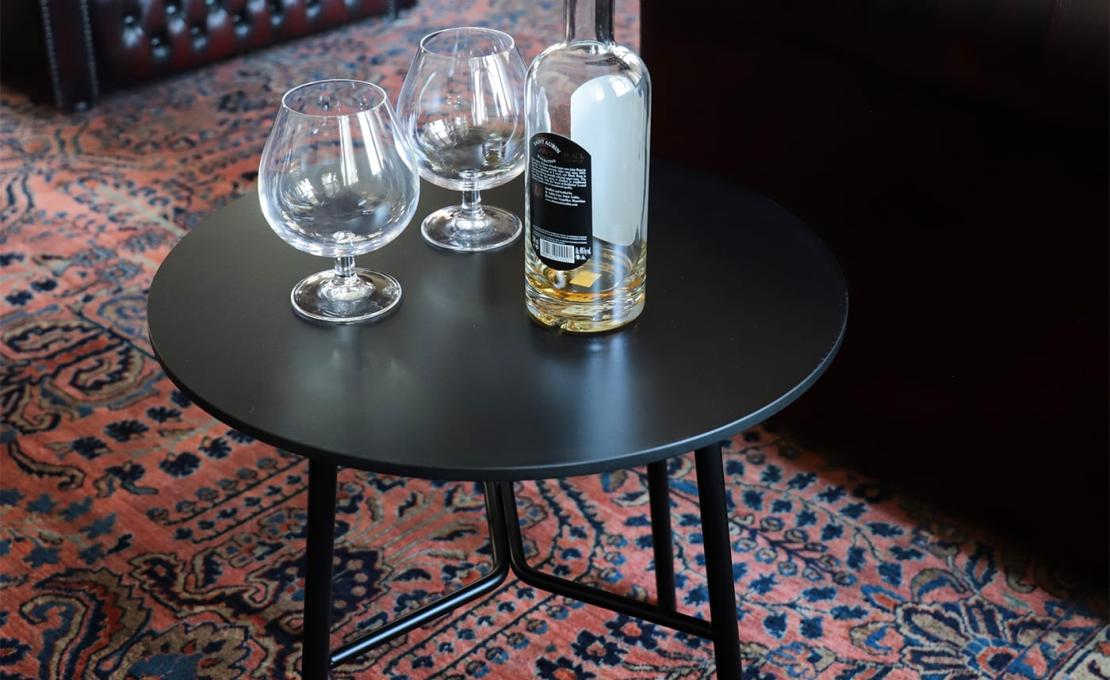 Журнальный столик от фабрики TrabA' модель Yuki Black Metal Side Table 