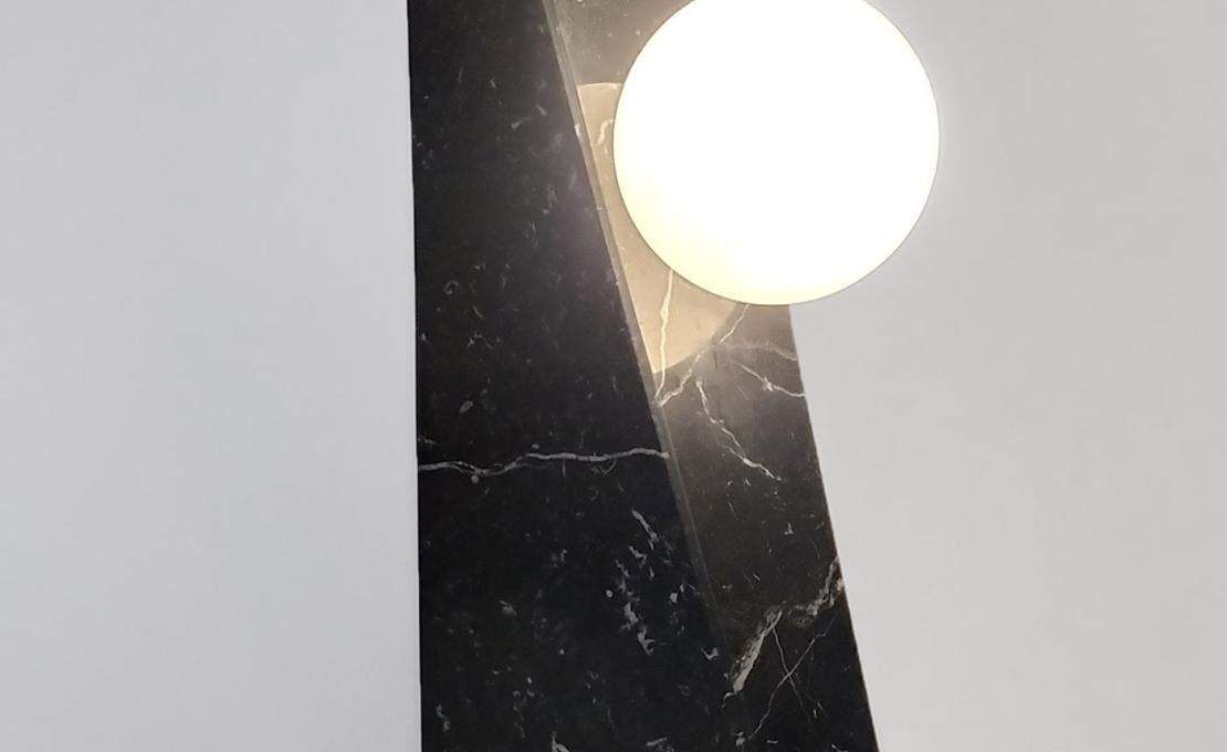 Настольная лампа от фабрики Dimarmo модель Dieus S Wireless Black Marquina