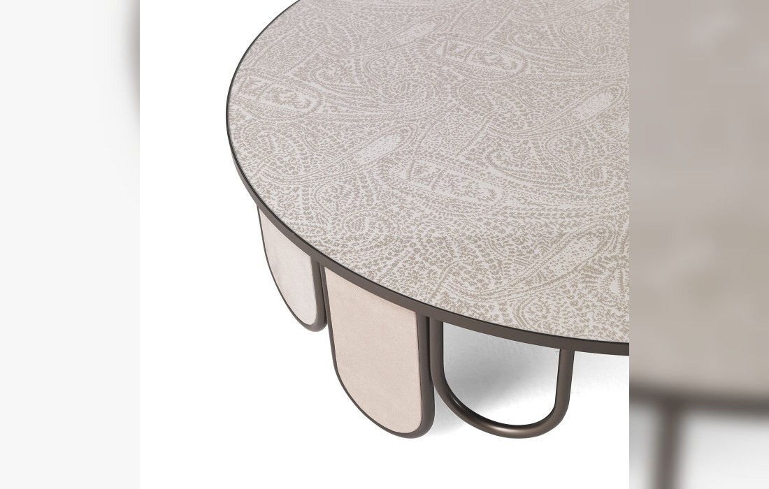 Журнальный столик от фабрики ETRO Home Interiors модель Chandra
