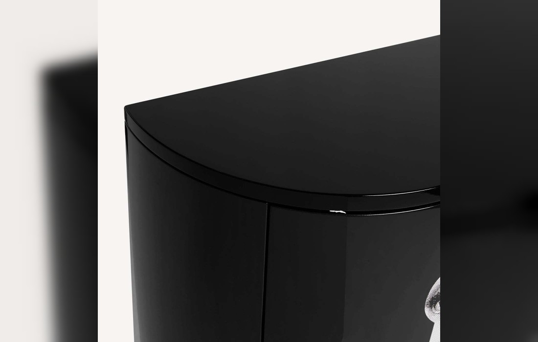 Шкаф от фабрики Fornasetti модель Serratura Black
