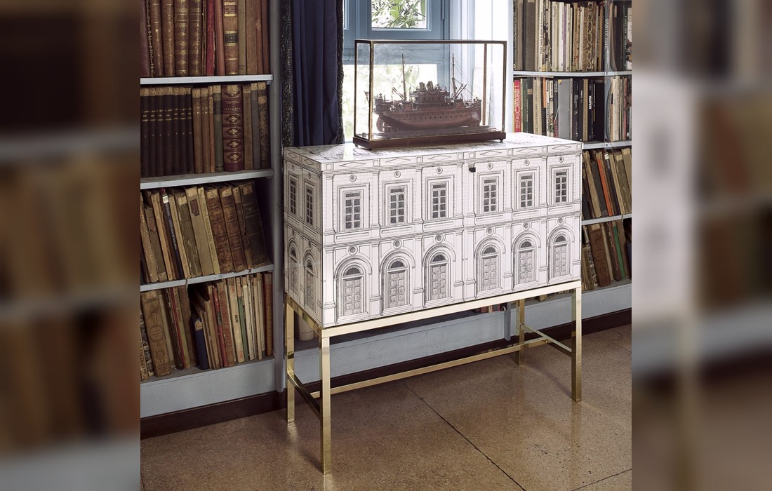 Шкаф от фабрики Fornasetti модель Architettura Gold Raised Cabinet
