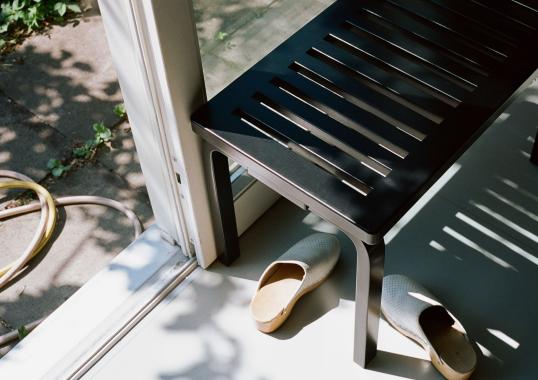 Банкетка от фабрики Artek модель BENCH 153