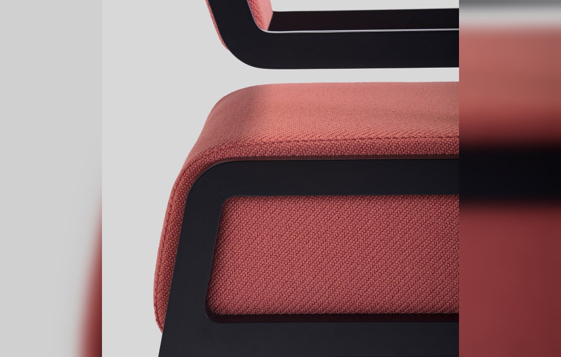 Кресло для отдыха от фабрики Livoni 1895 модель Moki Red Lounge Chair