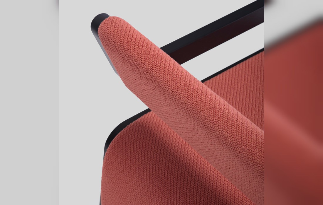 Кресло для отдыха от фабрики Livoni 1895 модель Moki Red Lounge Chair