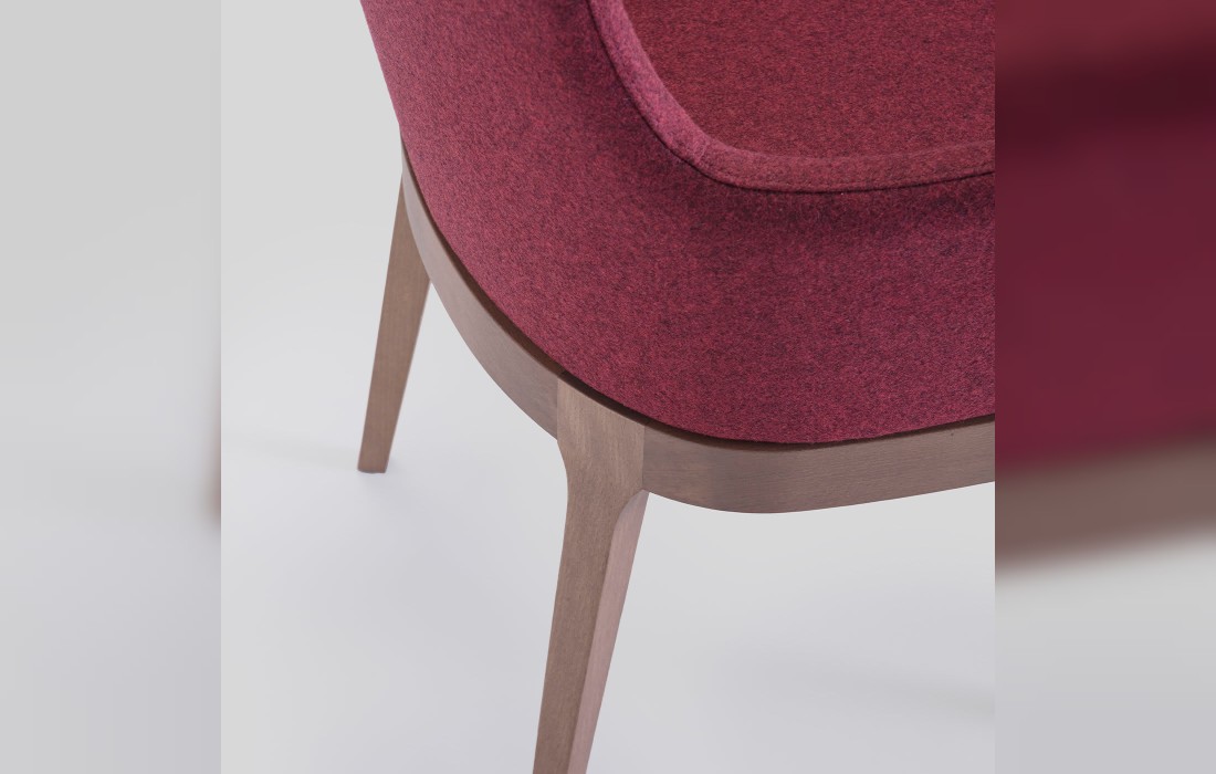 Стул от фабрики Livoni 1895 модель Club 24 Red Chair