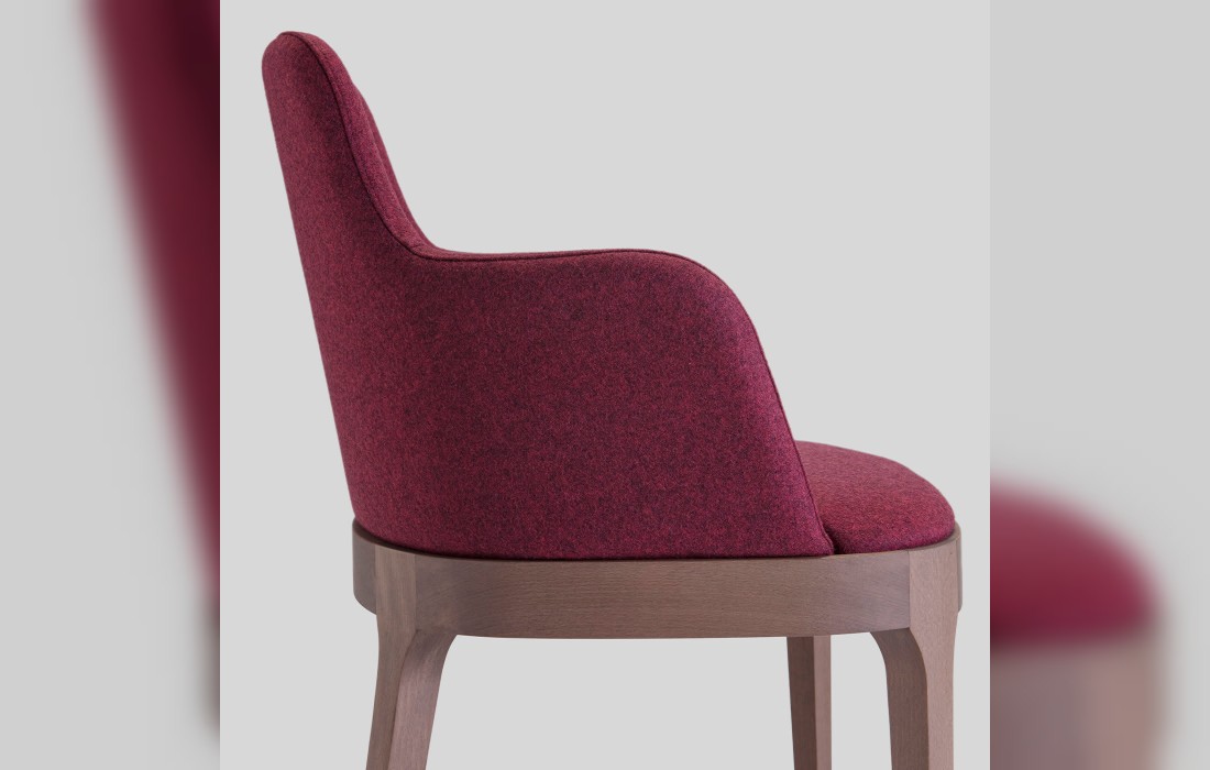 Стул от фабрики Livoni 1895 модель Club 24 Red Chair