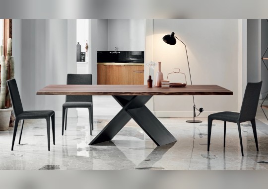 Обеденный стол AX и стул Filly Up от производителя Bonaldo