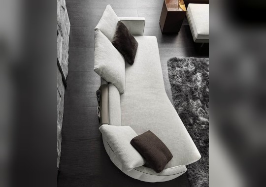 Трехместный диван и консольный столик Torii от Minotti
