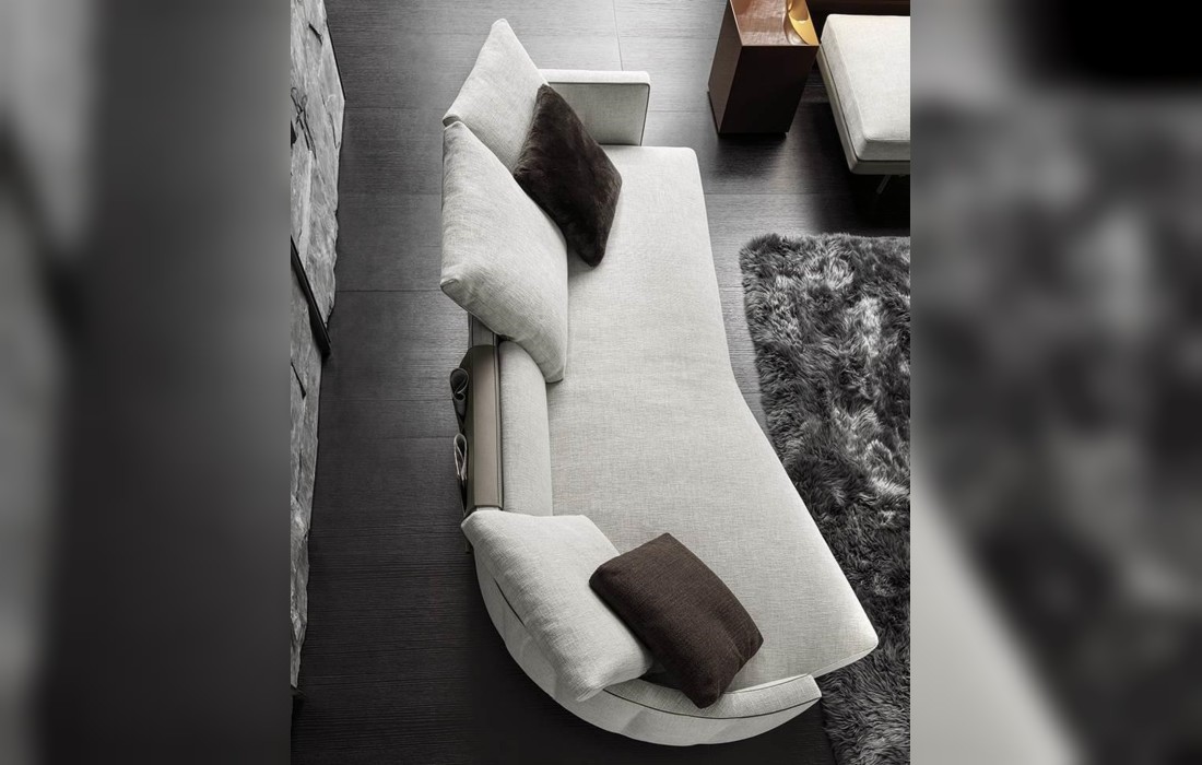 Трехместный диван и консольный столик Torii от Minotti