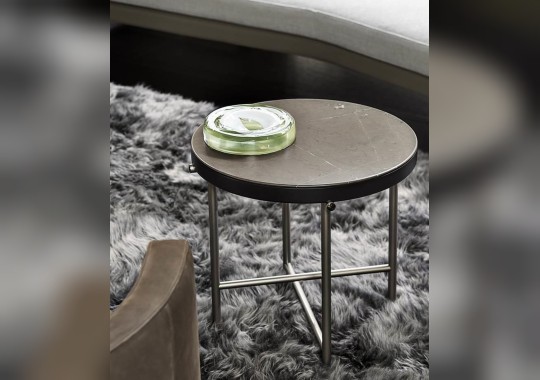 Трехместный диван и консольный столик Torii от Minotti