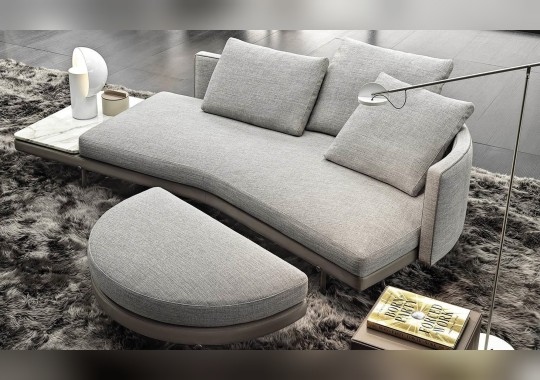 Трехместный диван и консольный столик Torii от Minotti