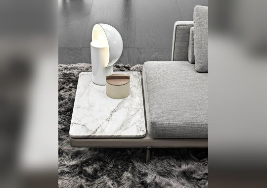 Трехместный диван и консольный столик Torii от Minotti