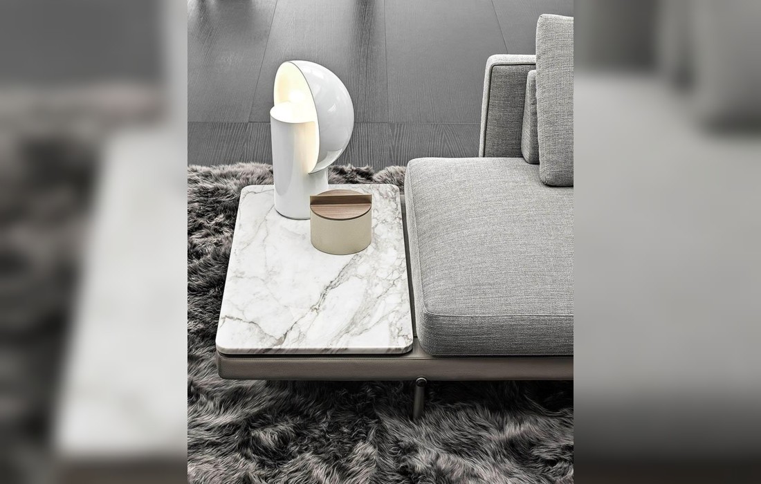 Трехместный диван и консольный столик Torii от Minotti