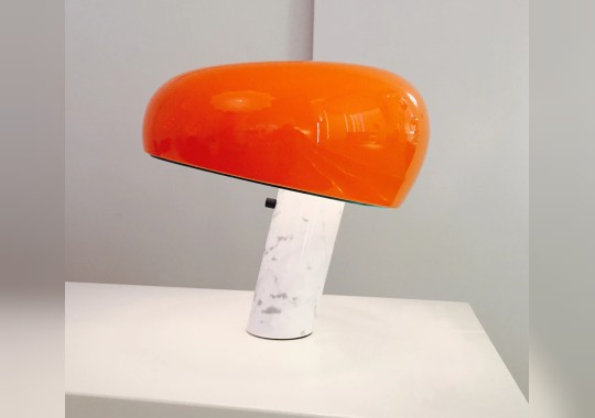Настольная лампа из эмалированного металла и белой мраморной основой Flos - Snoopy Orange