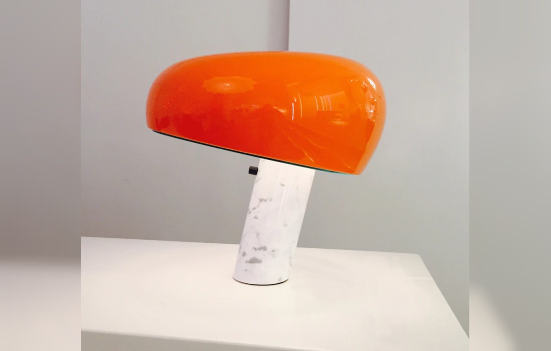 Настольная лампа из эмалированного металла и белой мраморной основой Flos - Snoopy Orange