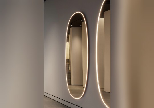 Овальное зеркало с подсветкой по периметру рамы Flos - La Plus Belle