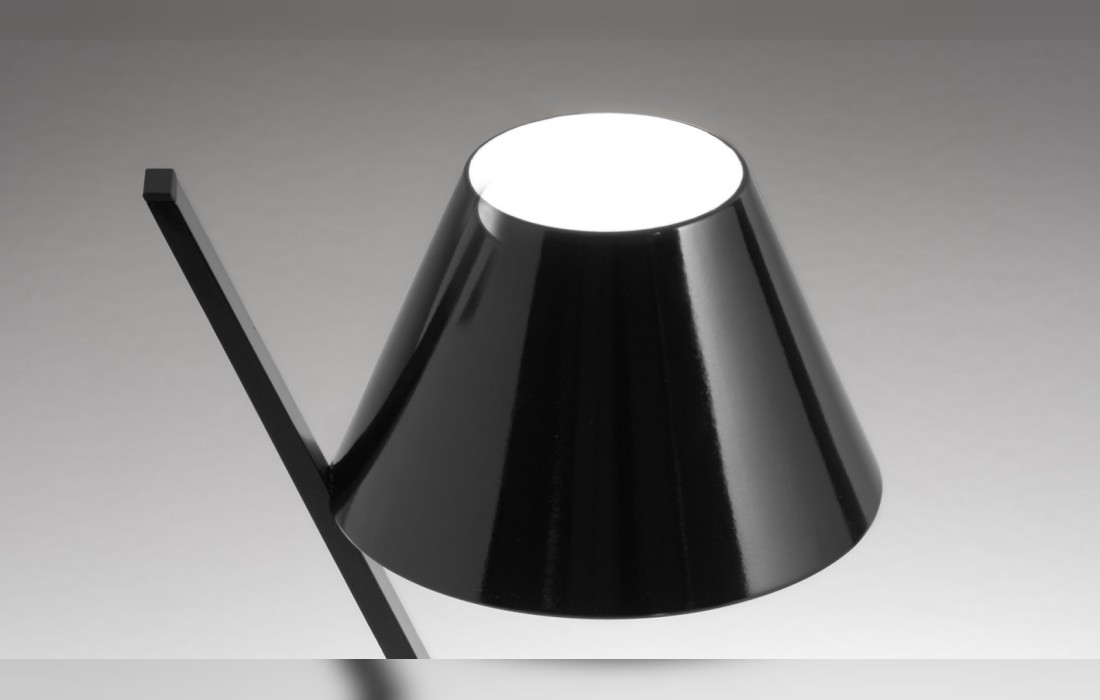 Настольная лампа с наклоненным основанием Artemide - La Petite