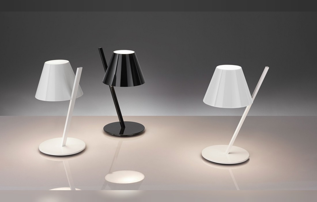 Настольная лампа с наклоненным основанием Artemide - La Petite