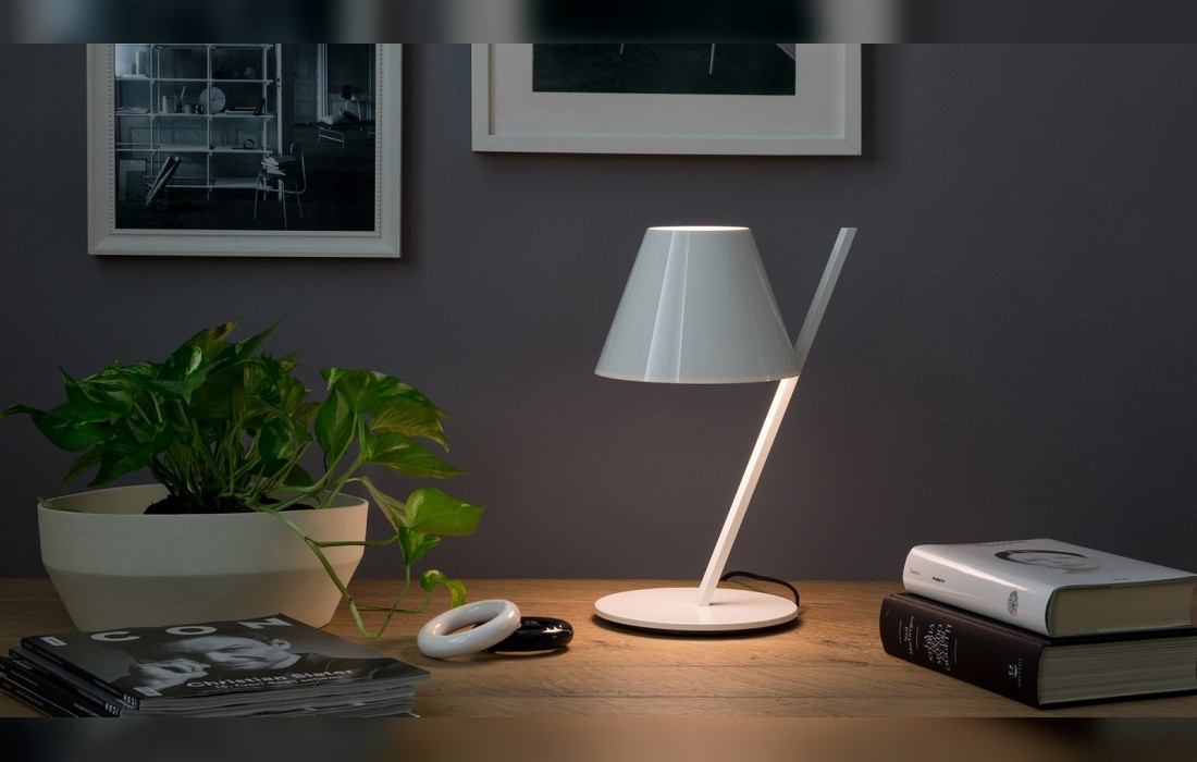 Настольная лампа с наклоненным основанием Artemide - La Petite