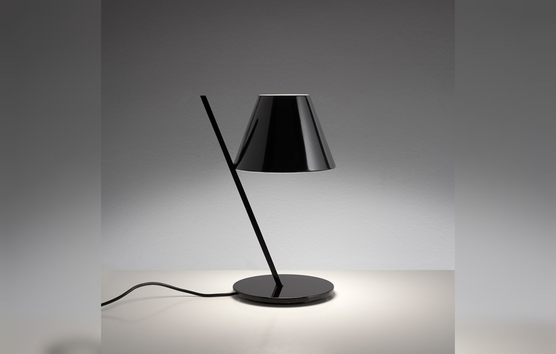Настольная лампа с наклоненным основанием Artemide - La Petite