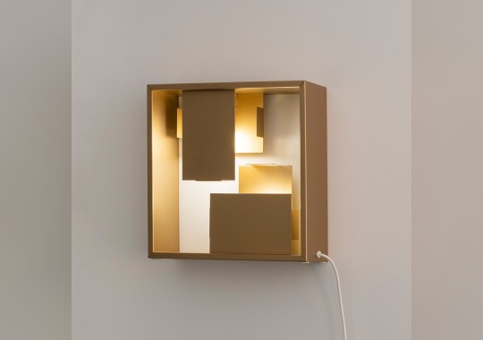 Настольная лампа с металлическим экраном Artemide - Fato