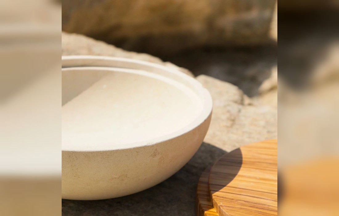 Ваза от фабрики Pimar Limestone модель Rito N. 3 E Lecce Limestone Bowl with Olive Wood Lid