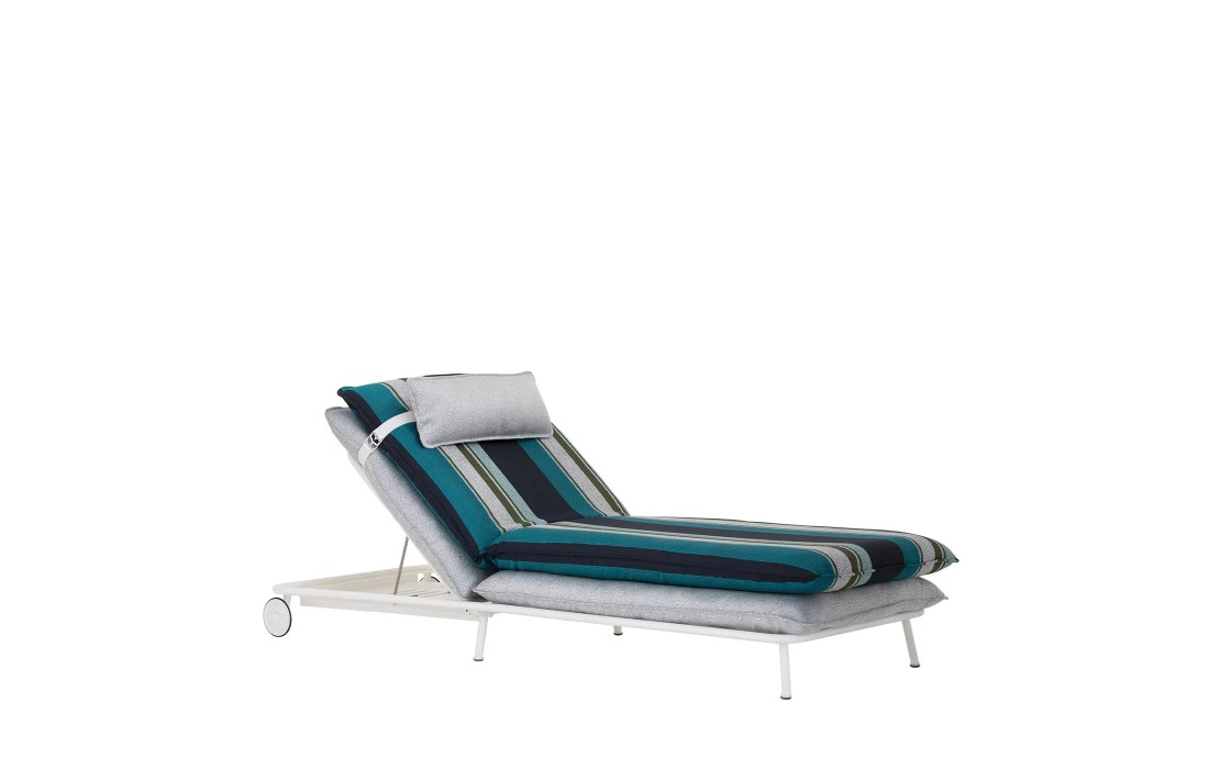 Уличные шезлонги и кушетки от фабрики Sicis модель Lipari Ocean and Ivory
